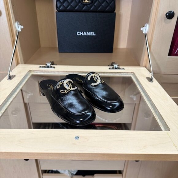 Chanel Interlocking CC Logo Leather Mules Women's Size 38.5 Brand New in Box - Picture 2 of 10
